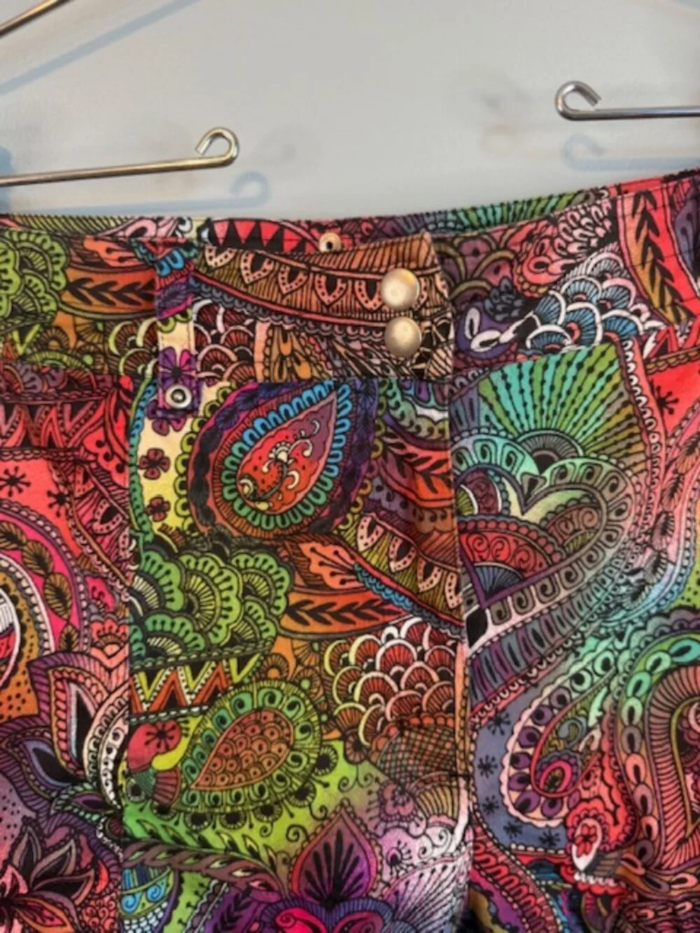 Vibrant Chico's Multi-Color Paisley Crop Cargo Pants - Size 2.5/L/14 - Picture 6 of 10